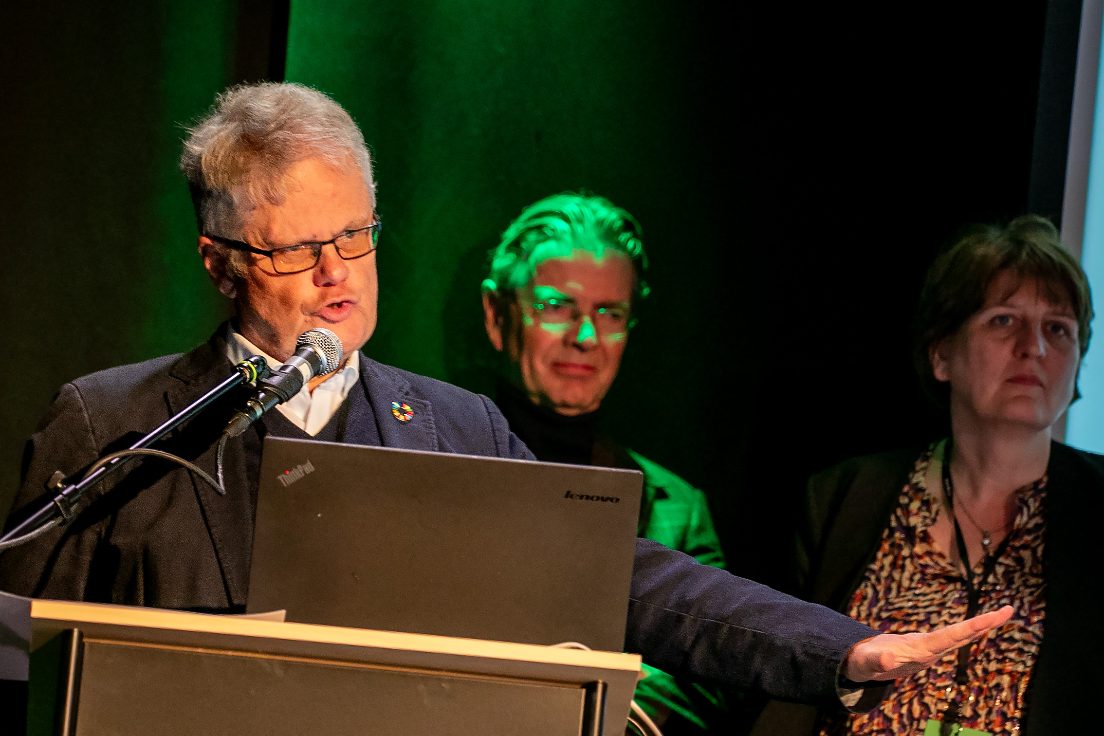 Halldór Þorgeirsson flytur erindi um loftslagsmálin og að baki honum Arnór Snorrason og Ragnheiður Inga Þórarinsdóttir