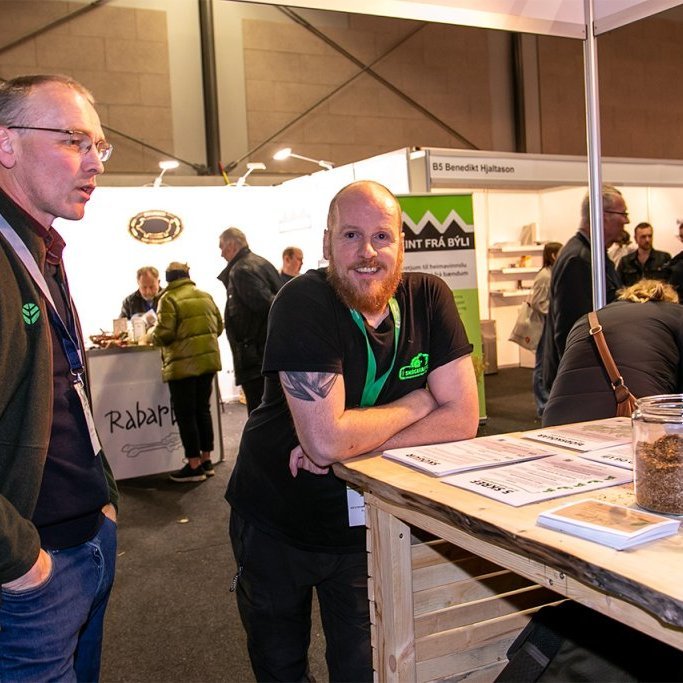 Bjarki í Skógarafurðum ræðir málin við Hrein. Ljósmynd: Pétur Halldórsson