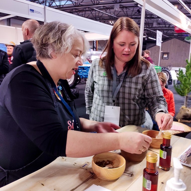 Brjóstsykurinn sem Begga, aðstoðarskógarvörður á Hallormsstað, útbjó vakti mikla lukku. Ljósmynd: Pétur Halldórsson