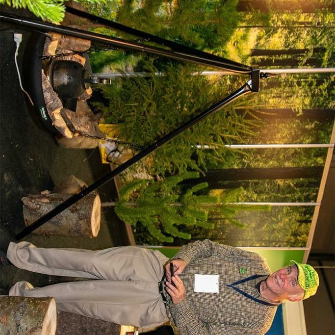 Einar verkstjóri í Haukadal við bálpönnuna góðu. Ljósmynd: Pétur Halldórsson