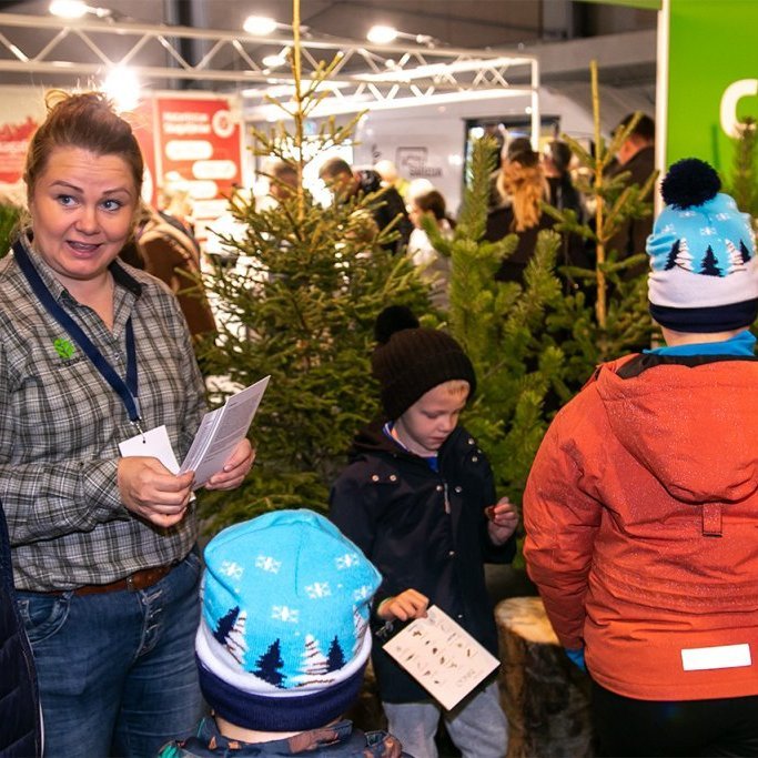 Helena Marta tekur á móti fjölskyldu og börnin fá skógarbingó. Ljósmynd: Pétur Halldórsson