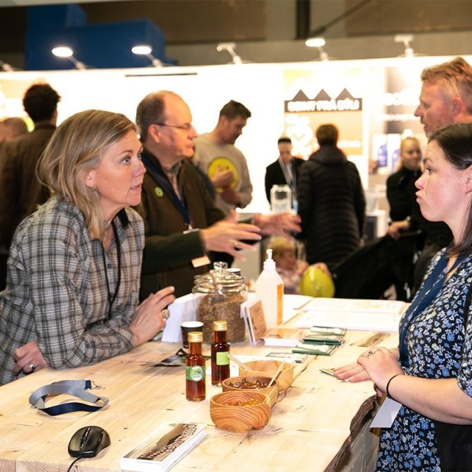 Hrefna fræðir gesti í básnum. Ljósmynd: Pétur Halldórsson