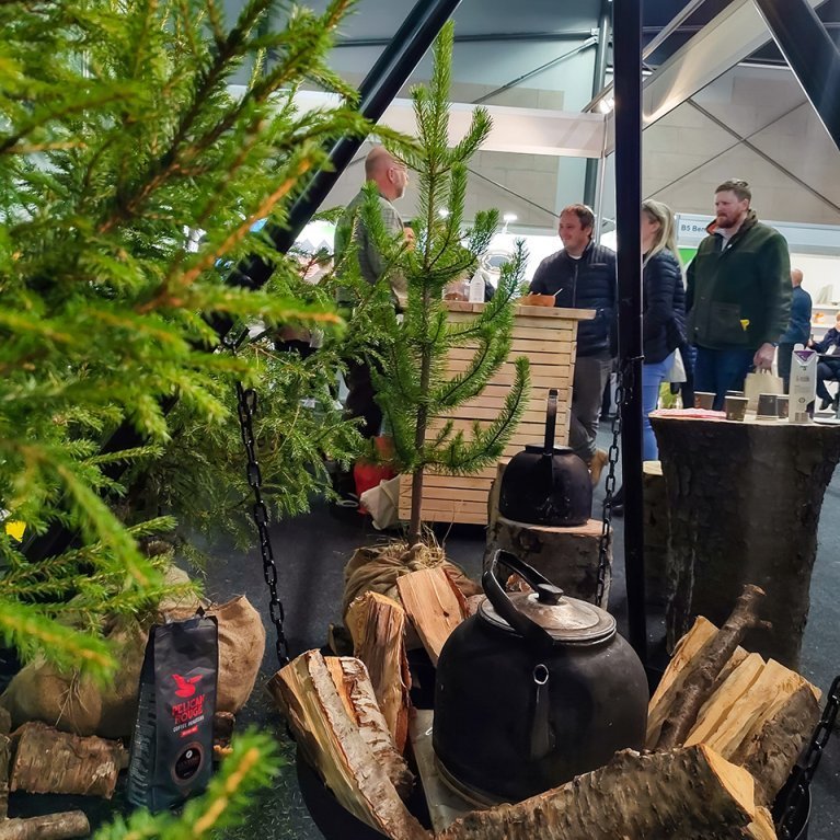 Ósvikin skógarstemmning í bás Skógræktarinnar. Ljósmynd: Pétur Halldórsson