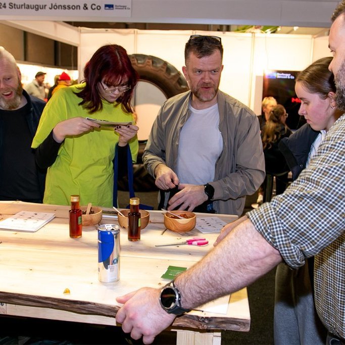 Trausti sinnir áhugasömum gestum og allir smakka trjábrjóstsykurinn. Ljósmynd: Pétur Halldórsson