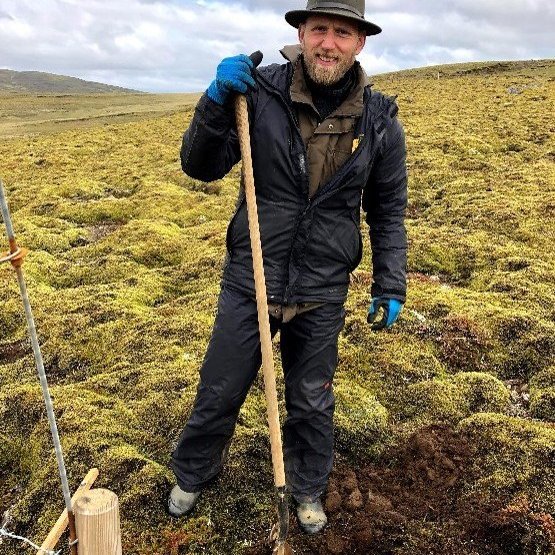 Björn Traustason grefur upp hitamæli á Mosfellsheiði. Ljósmynd: Björn Traustason