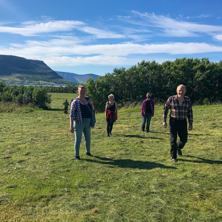 Skjólbeltaskoðun í skógargöngu á Höfða Dýrafirði. Ljósmynd: Sigríður Júlía Brynleifsdóttir