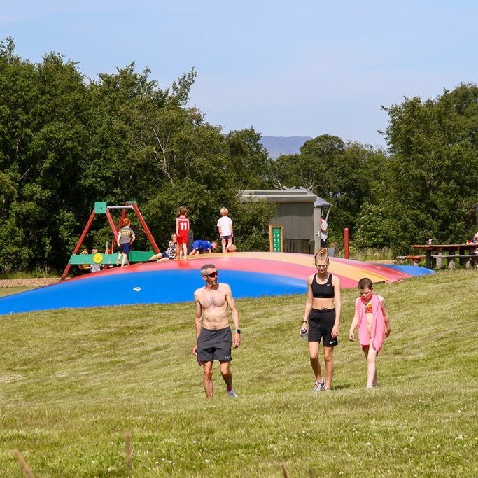 Gríðarleg aðsókn var að tjaldsvæðum í Hallormsstaðaskógi og Vaglaskógi sumarið 2021 enda einstakt hlýindasumar á Norður- og Austurlandi. Myndin er tekin í Höfðavík á Hallormsstað. Ljósmynd: Pétur Halldórsson