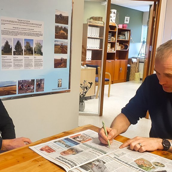 Hreinn sviðstjóri glímir við súdókú í kaffitímanum og Úlfur bróðir í heimsókn. Ljósmynd: Trausti Jóhannsson