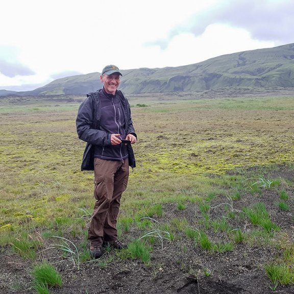 Hreinn Óskarsson á landi sem er „tilbúið undir tréverk“. Ljósmynd: Trausti Jóhannsson