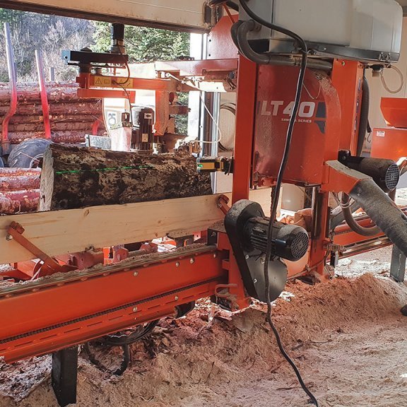 Jóhannes H Sigurðsson í sögunarmyllunni Þjórsárdal. Ljósmynd: Hreinn Óskarsson