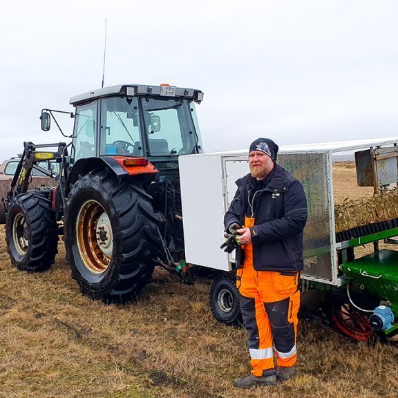 Einar Páll Vigfússon t.v. og Guðjón Helgi Ólafsson (Asterix ehf.) við vélgróðursetningu birkis í Leirdal á Hekluskógasvæðinu haustið 2021. Ljósmynd: Hreinn Óskarsson